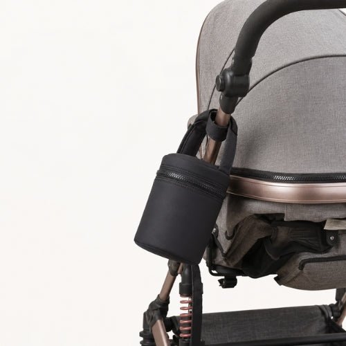 Sac cylindrique pour biberons noir avec poignée auto-agrippante fixé à une poussette