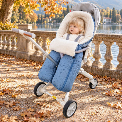 Sac de couchage pour poussette bleu clair moucheté avec jambes séparées lors d’une sortie automnale au bord du lac