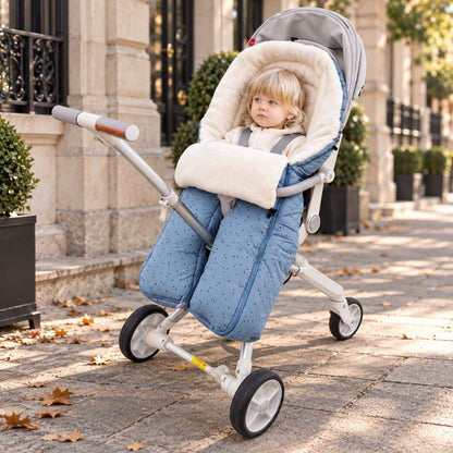 Sac de couchage pour poussette bleu clair à jambes séparées avec bébé pendant une promenade en ville