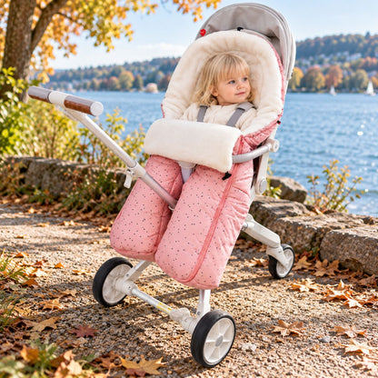 Sac de couchage pour poussette rose à jambes séparées avec bébé installé près d’un lac en automne