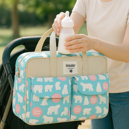 Sac de maternité Ours Polaire porté par une maman qui sort un biberon, bébé assis dans la poussette