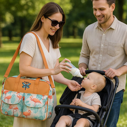 Sac de maternité Flamant rose porté par des parents en sortie