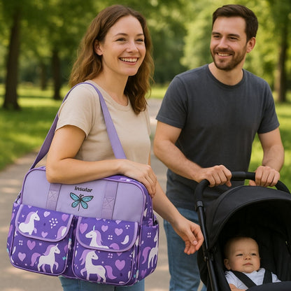 Sac de maternité Licorne violette porté par des parents