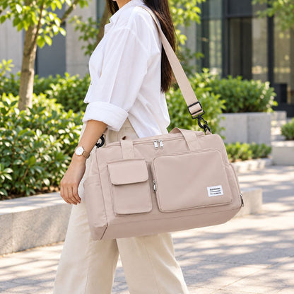 Sac de voyage avec compartiment chaussures beige rosé porté en bandoulière
