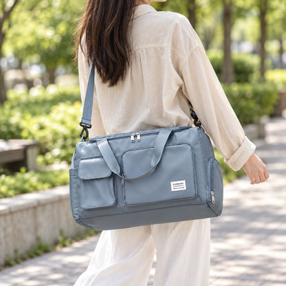 Sac de voyage avec compartiment chaussures bleu gris vu de dos en bandoulière