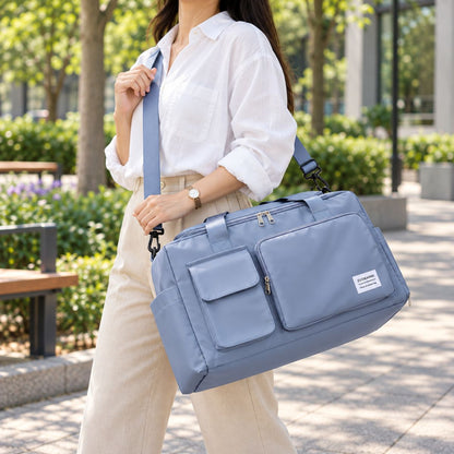 Sac de voyage avec compartiment chaussures bleu pervenche porté en bandoulière