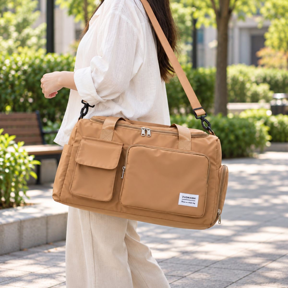 Sac de voyage avec compartiment chaussures camel porté en bandoulière