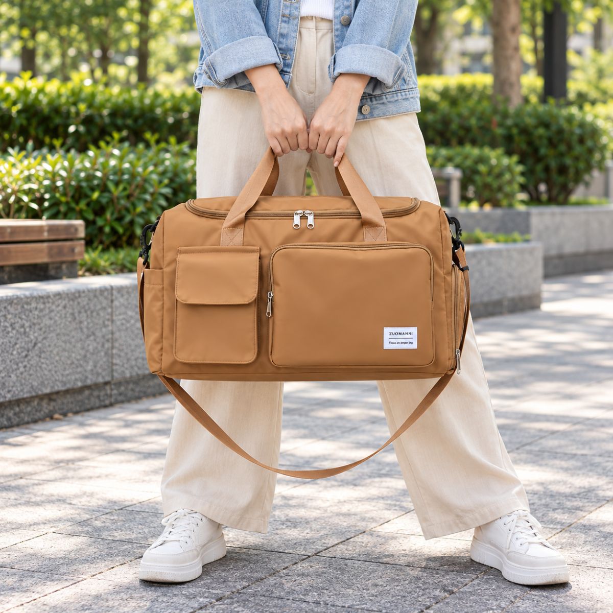 Sac de voyage avec compartiment chaussures camel porté à la main