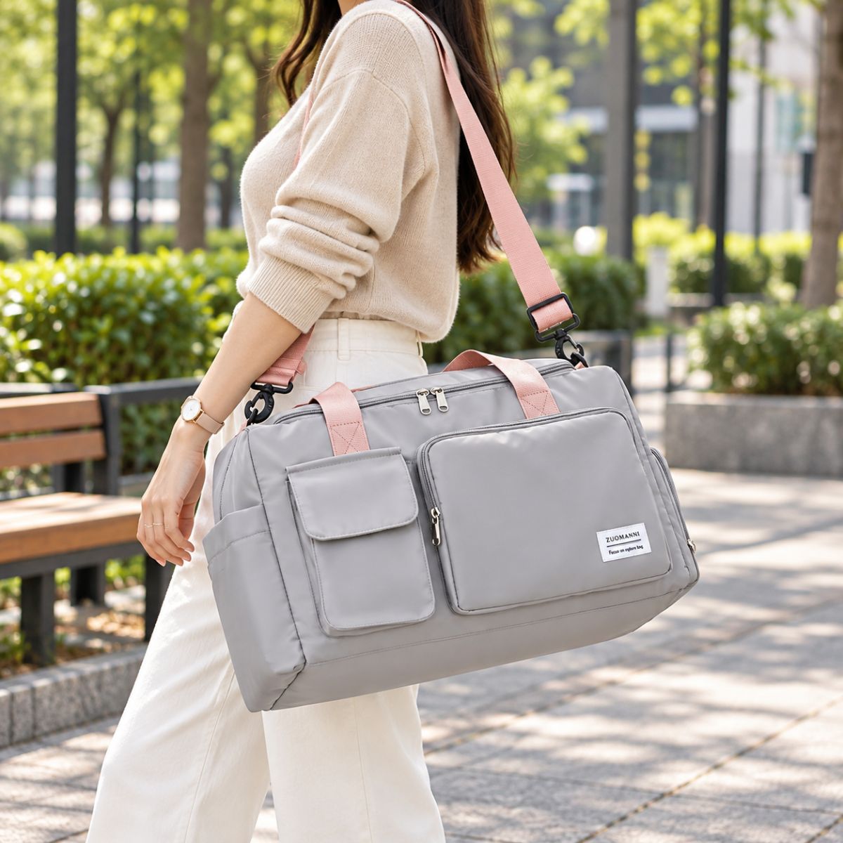 Sac de voyage avec compartiment chaussures gris perle porté en bandoulière