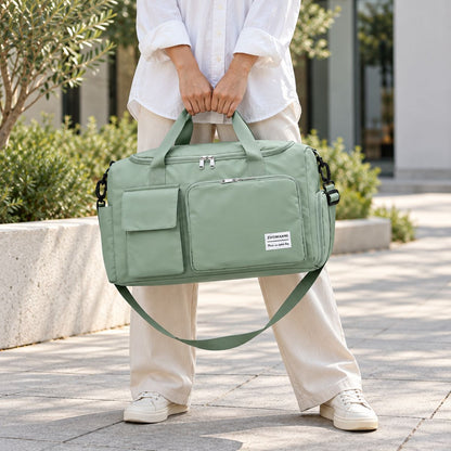Sac de voyage avec compartiment chaussures vert menthe porté à la main