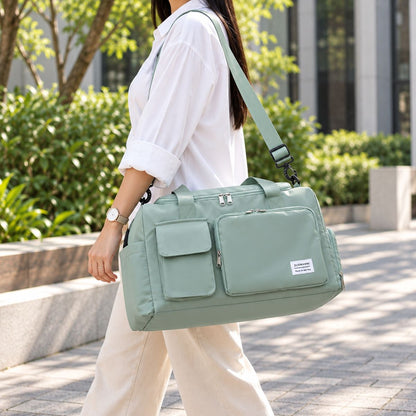 Sac de voyage avec compartiment chaussures vert menthe porté en bandoulière