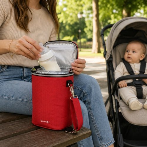 Sac isotherme multifonction pour biberons rouge ouvert avec biberon placé à l’intérieur