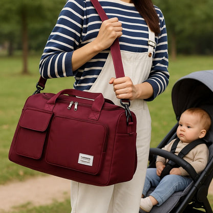 Sac maternité violet foncé en bandoulière, poussette et bébé