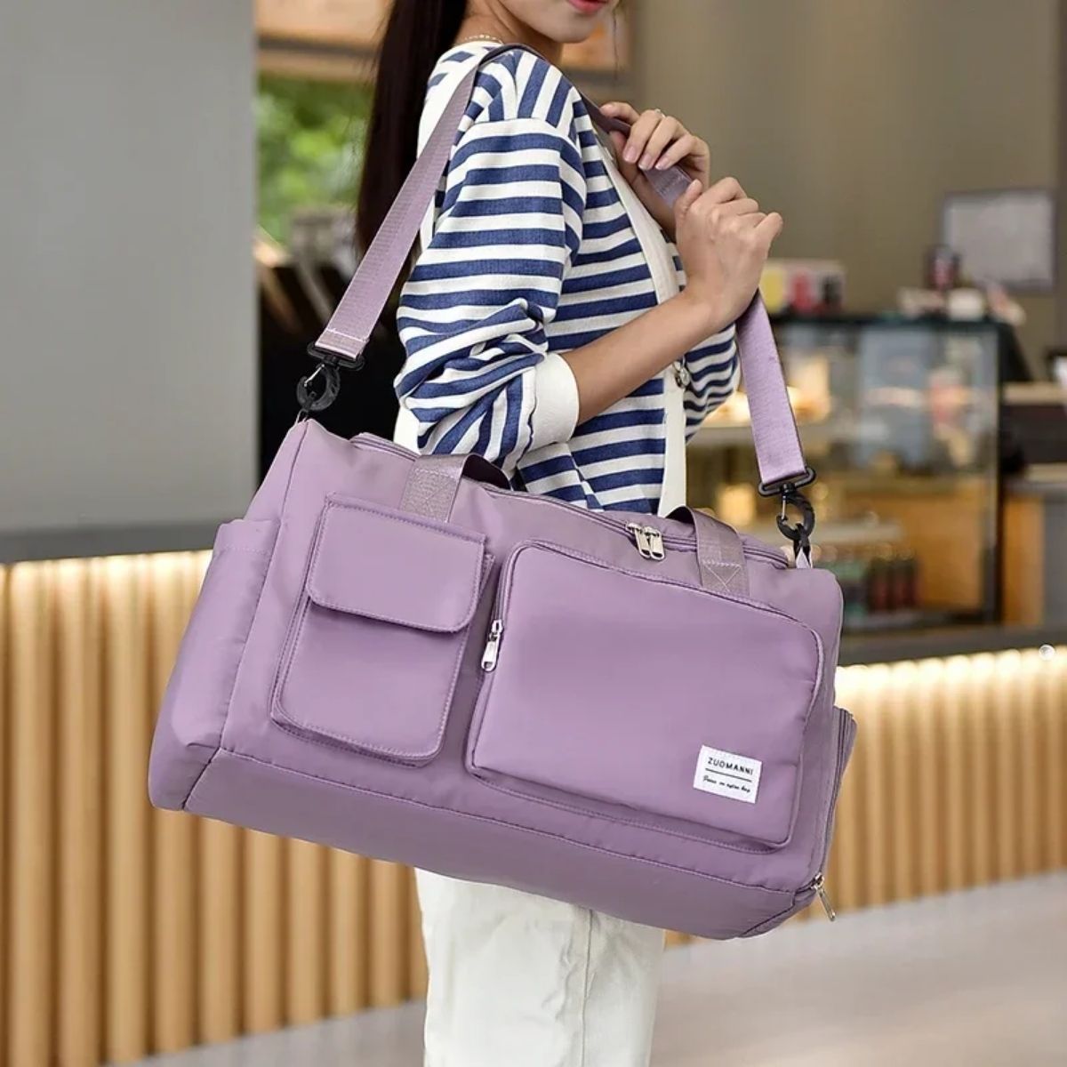 Sac maternité violet clair en bandoulière, vue latérale