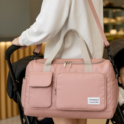 Sac maternité rose foncé vu de dos porté en bandoulière