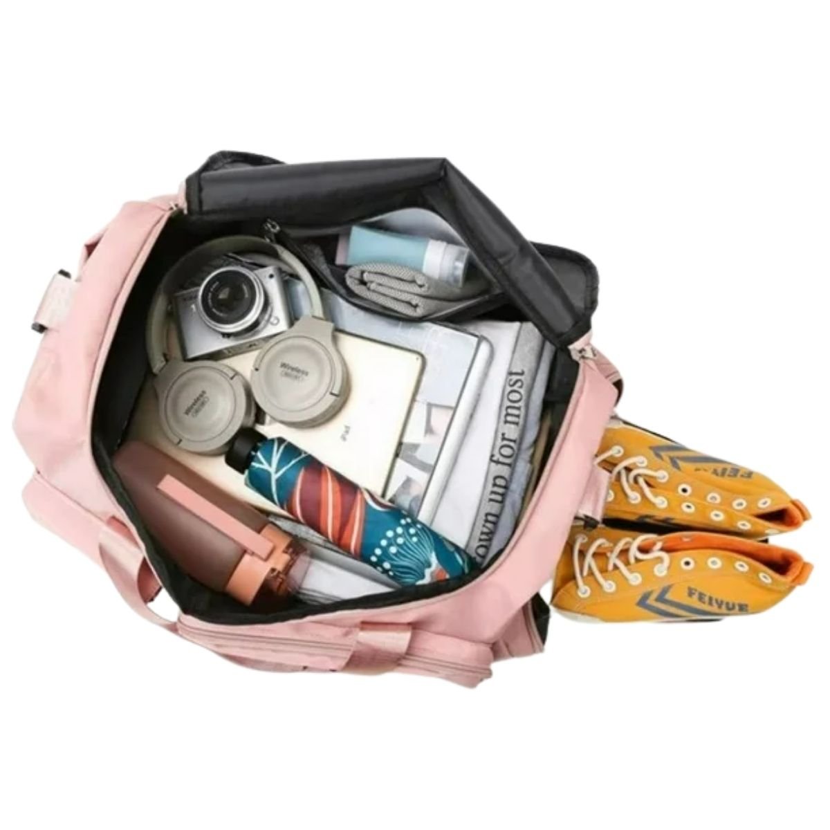 Intérieur d’un sac maternité rose rempli d’accessoires et chaussures