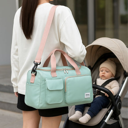 Vue arrière d’une femme portant un sac maternité rose vert avec poussette