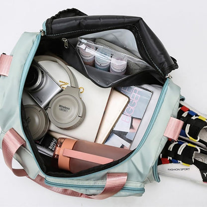 Compartiment intérieur vide d’un sac maternité rose vert ouvert