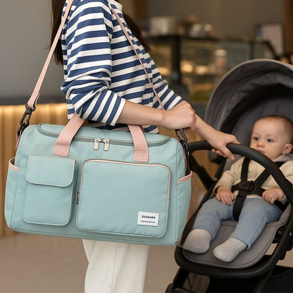Intérieur d’un sac maternité rose vert avec objets rangés et chaussures