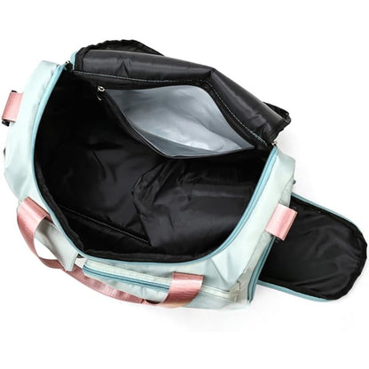 Sac maternité rose vert porté en bandoulière à côté d’une poussette avec bébé