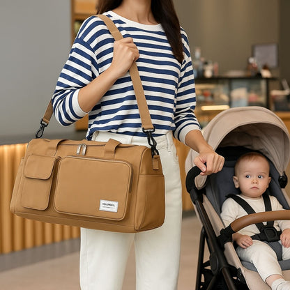Femme poussant une poussette avec un sac maternité kaki à l’épaule