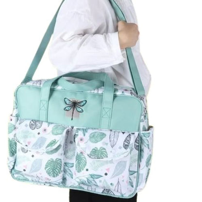 sac pour bebe tropical porté à l’épaule par un parent, design léger et pratique