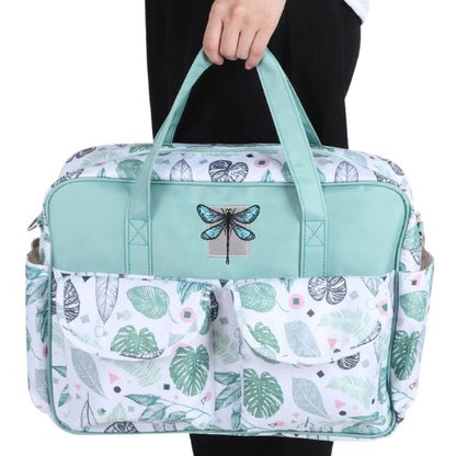  sac pour bebe tropical vert tenu à la main, taille adaptée au quotidien
