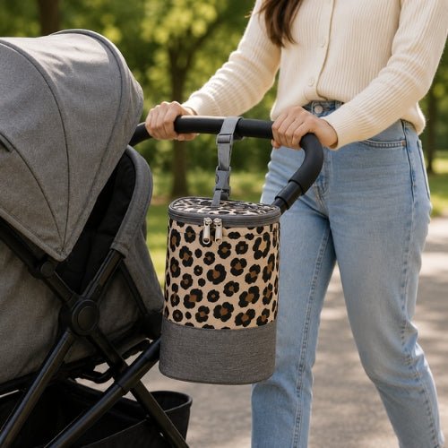 Sac pour biberons avec sangle à boucle motif léopard fixé à une poussette