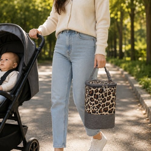 Sac pour biberons avec sangle à boucle motif léopard porté pendant une sortie avec poussette