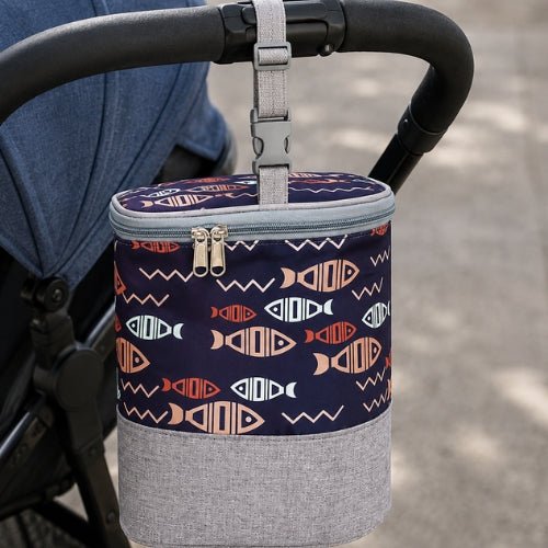Sac pour biberons avec sangle à boucle motif poissons fixé à la poignée d’une poussette