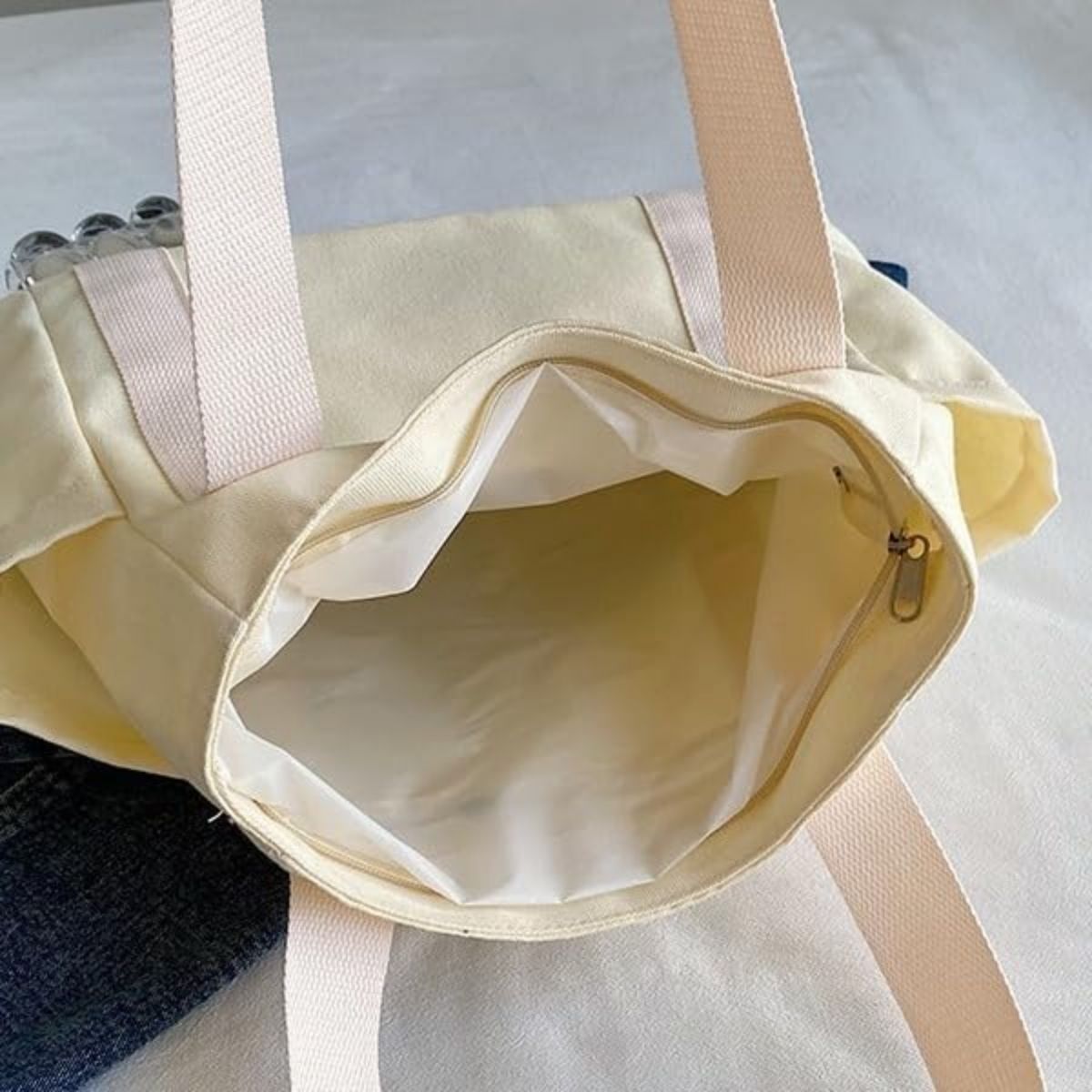 Sac pour la maternité beige ouvert, vue intérieure avec fermeture éclair et tissu résistant