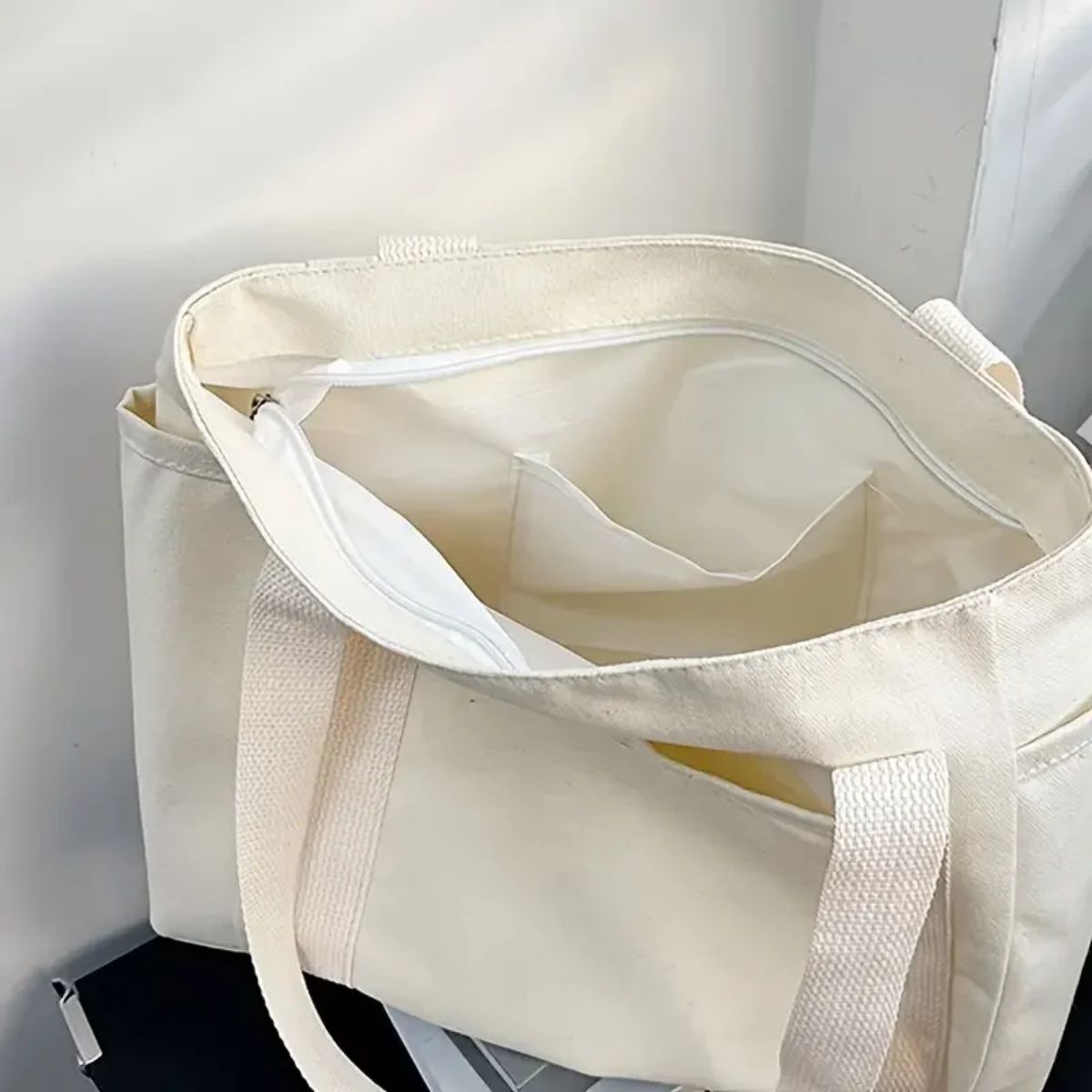 Sac pour la maternité beige ouvert, vue intérieure avec poches et doublure en polyester lavable