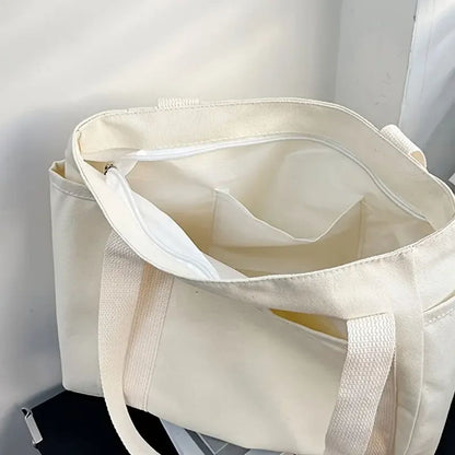 Sac pour la maternité beige ouvert, vue intérieure avec poches et doublure en polyester lavable
