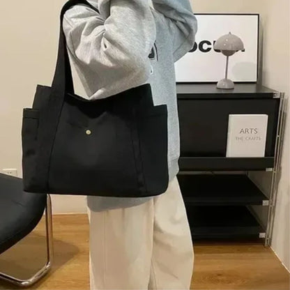 Sac pour la maternité noir porté à l’intérieur, style polyvalent et confortable