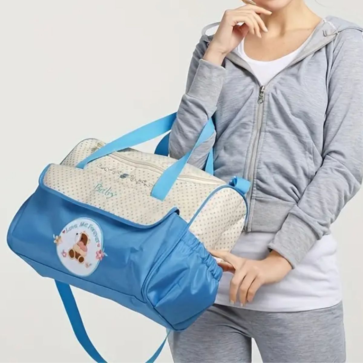 Sac pour la maternité bleu porté en bandoulière, vue trois quarts