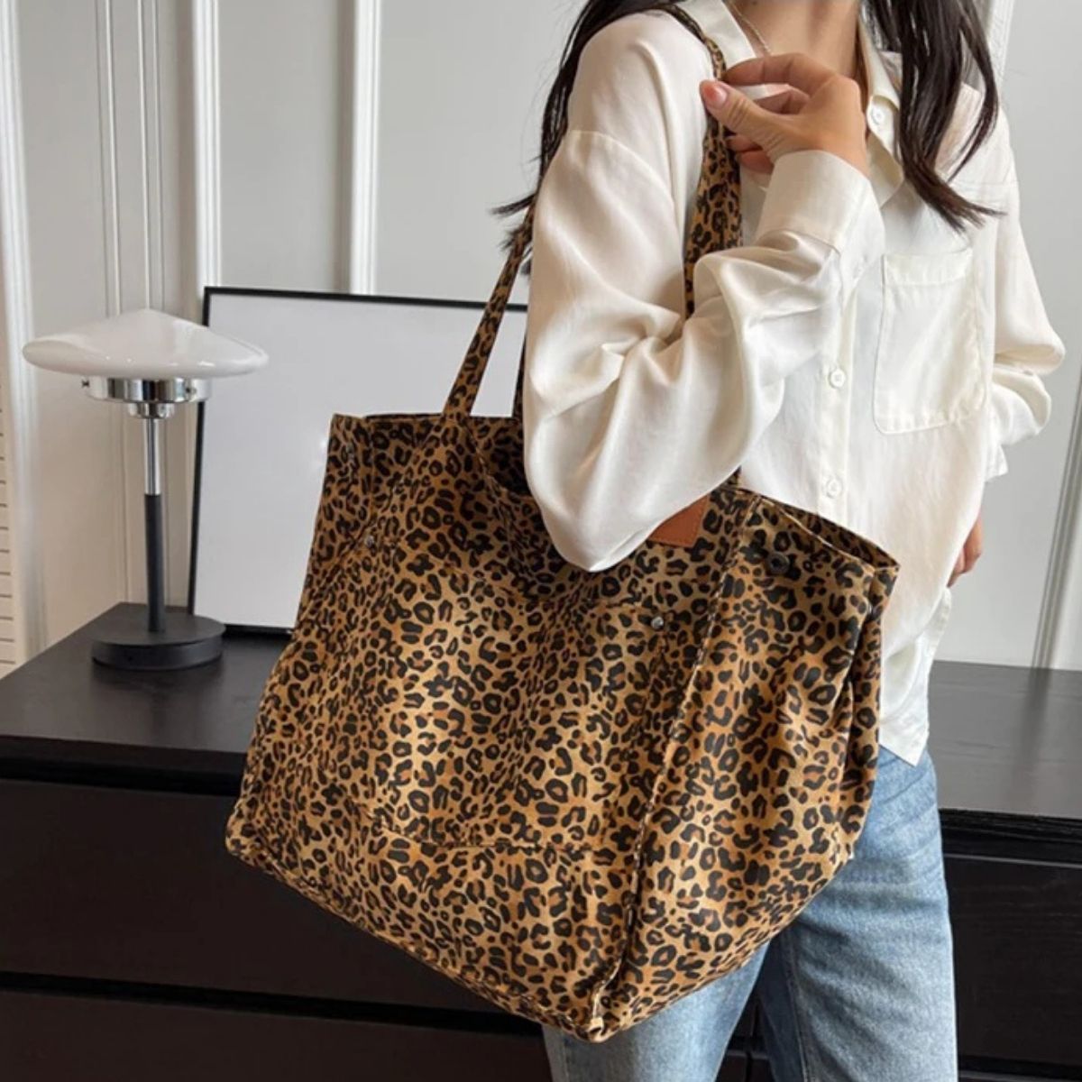 Sac pour la maternité léopard brun porté à l’épaule, vue de face