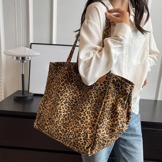 Sac pour la maternité léopard brun porté à l’épaule, vue de face