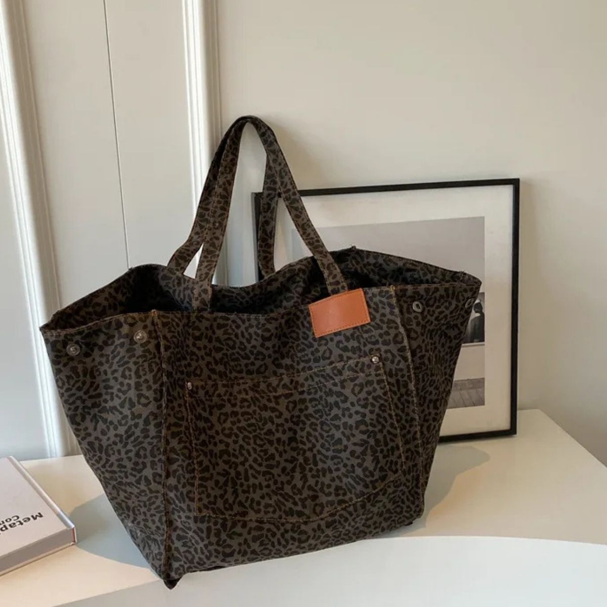 Sac pour la maternité léopard gris posé sur une table, vue intérieure partielle