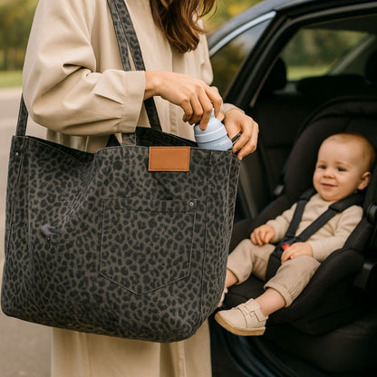 Sac pour la maternité léopard gris avec biberon rangé, bébé assis en siège auto