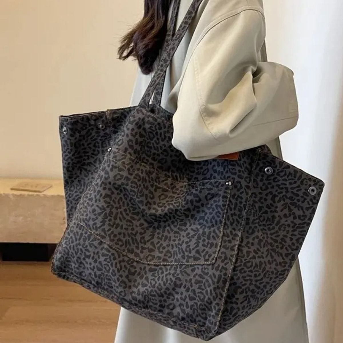 Sac pour la maternité léopard gris porté à l’épaule, vue latérale