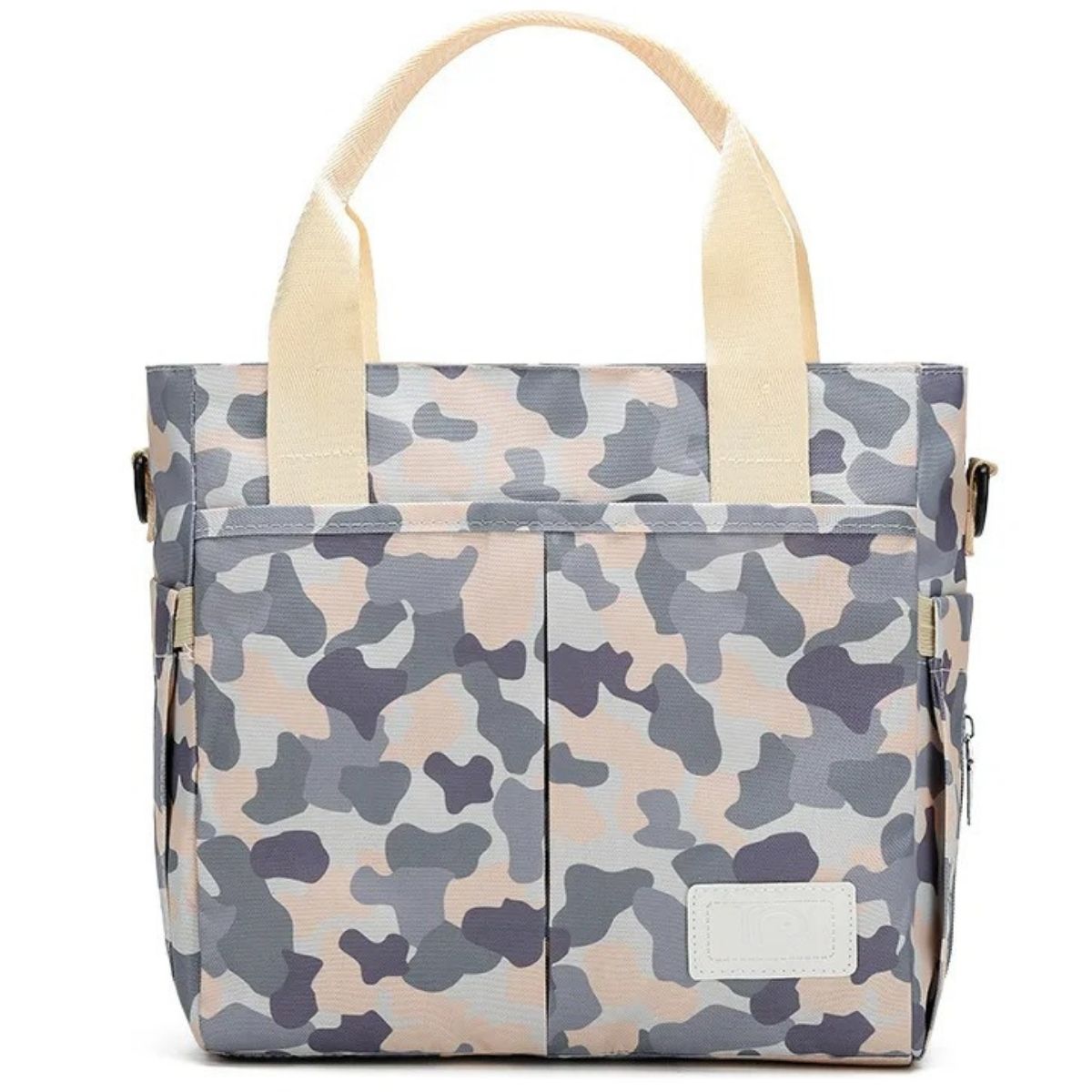 Sac pour maternité camouflage pastel en gros plan sur fond blanc