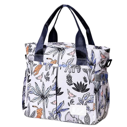 Sac pour maternité jungle colorée en gros plan sur fond blanc