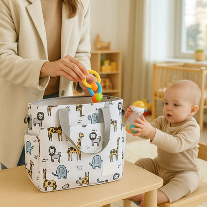 Sac pour maternité safari doux posé sur une table avec bébé tenant un biberon