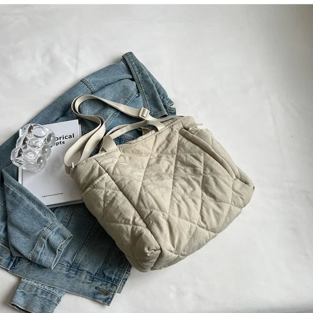 Sac pour maternité blanc posé sur veste en jean