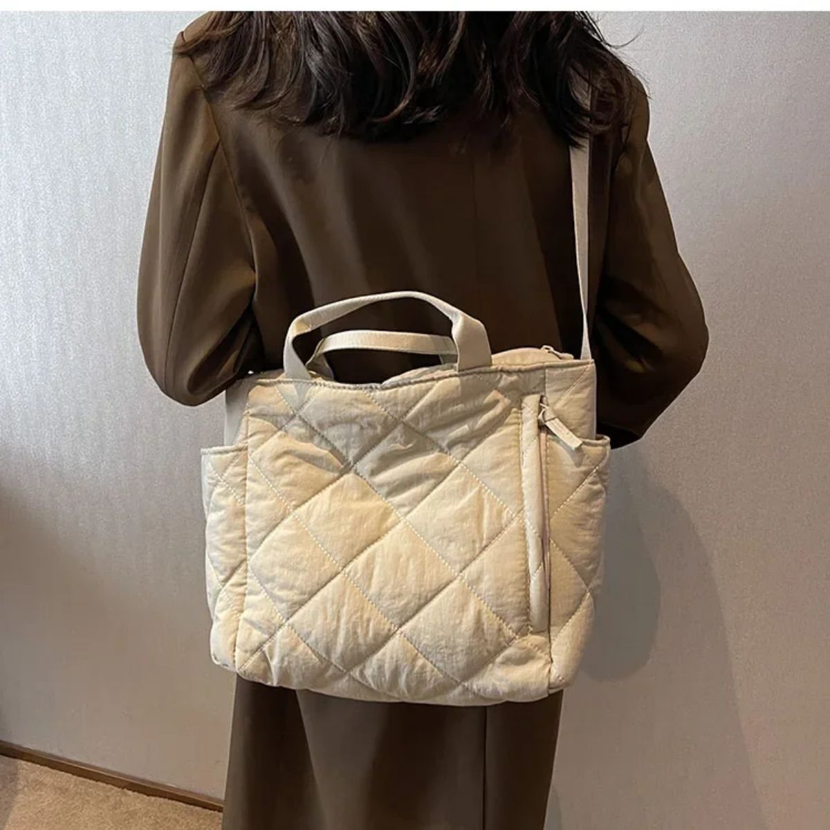 Sac pour maternité blanc vu de dos avec bandoulière