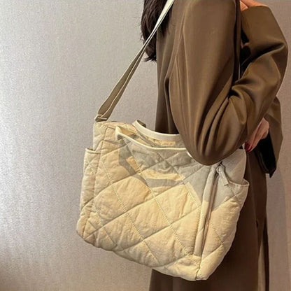 Sac pour maternité blanc matelassé porté à l’épaule