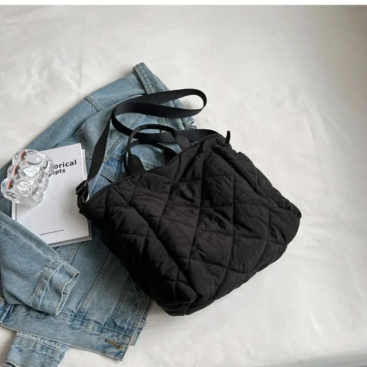 Sac pour maternité noir posé sur veste en jean