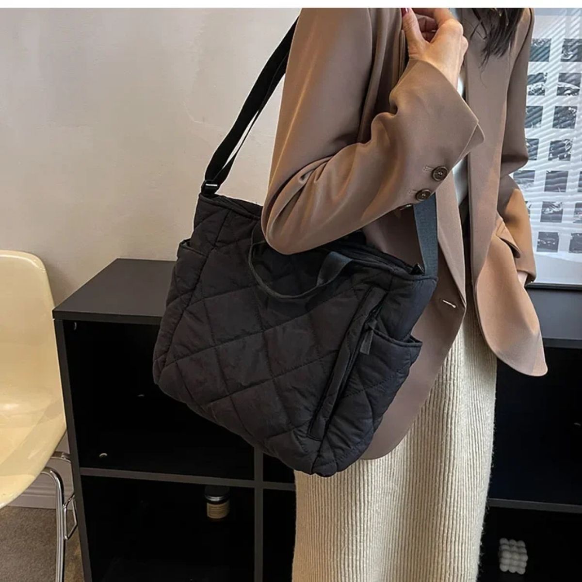 Sac pour maternité noir matelassé porté en bandoulière