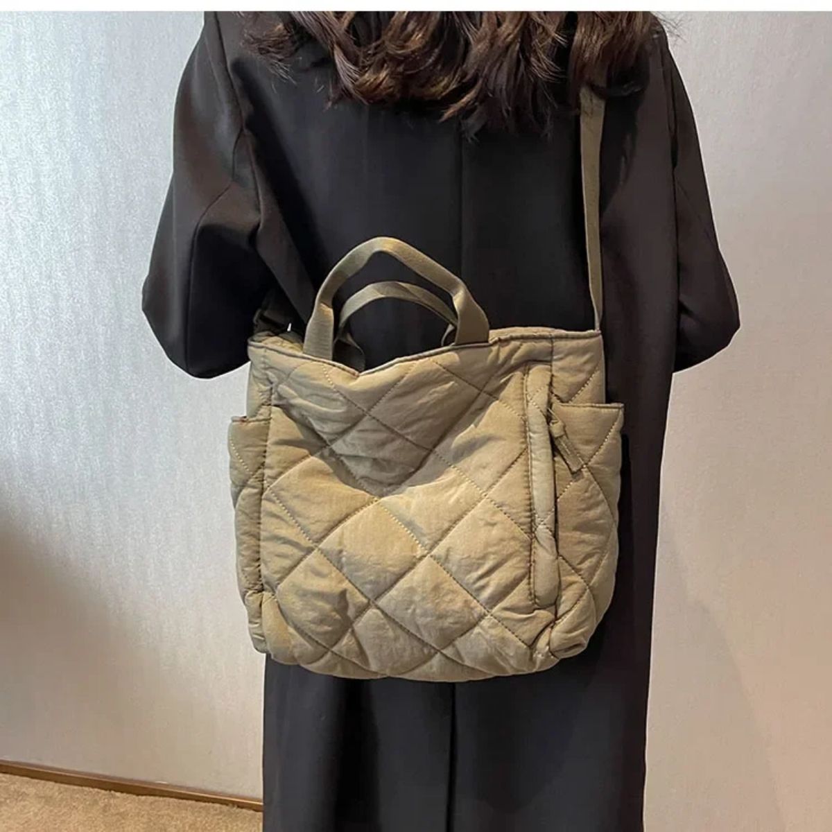 Sac pour maternité vert matelassé vu de dos porté à l’épaule