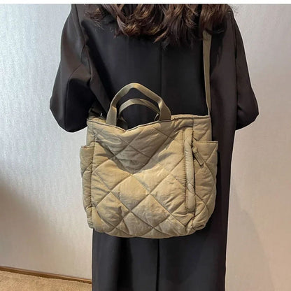 Sac pour maternité vert matelassé vu de dos porté à l’épaule